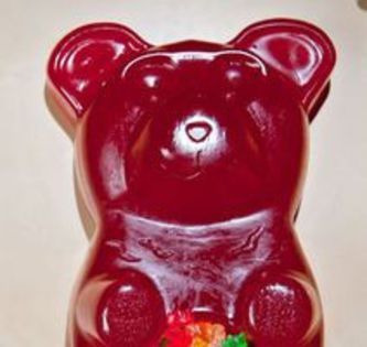 88772682 - Cel mai mare gummy bear