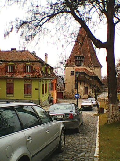 parcari pe aleiile centrului istoric din Sighisoara. - DE GUSTIBUS  ET COLORIBUS NON DISPUTANDUM