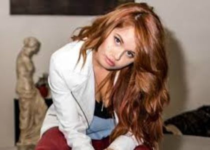 Vedetelelaputere - alegeti o poza neocupata  cu debby ryan