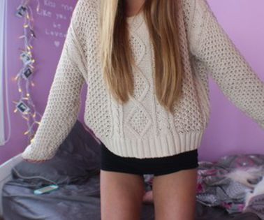 Si Anna s-a dus pe plaja si s`a aruncat in mare, iar valurile au dus`o departe.......