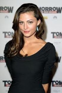 22 - alegeti o poza neocupata  cu phoebe tonkin