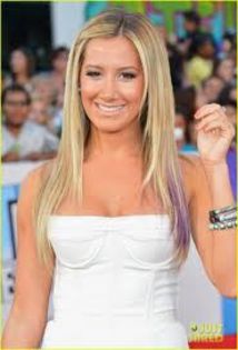 18 - alegeti o poza neocupata cu ashley tisdale