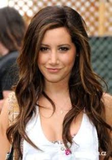 21 - alegeti o poza neocupata cu ashley tisdale