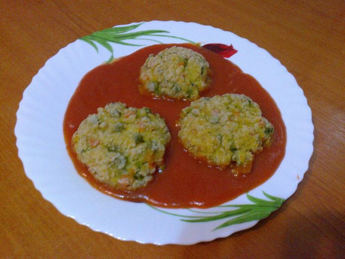 Chiftele de orez cu legume si sos de rosii dulce