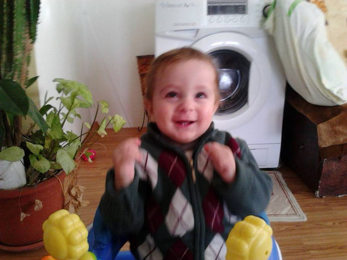 1013221_1440749896160860_1430731479_n - un bebe mic -2013