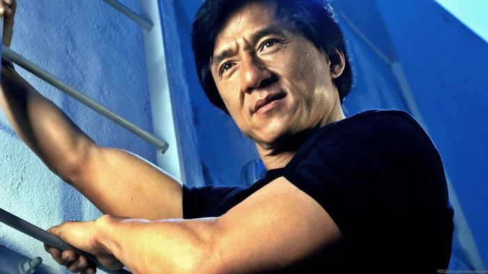 JACKIE CHAN - ELIMINA BAIATUL VEDETA