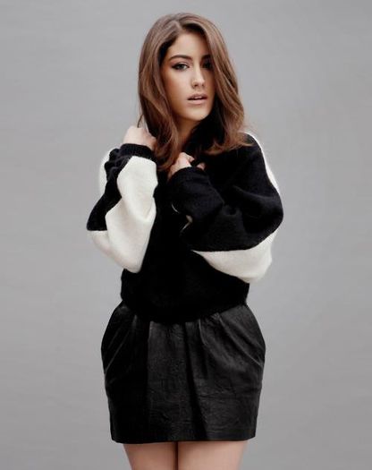 19 - Hazal Kaya