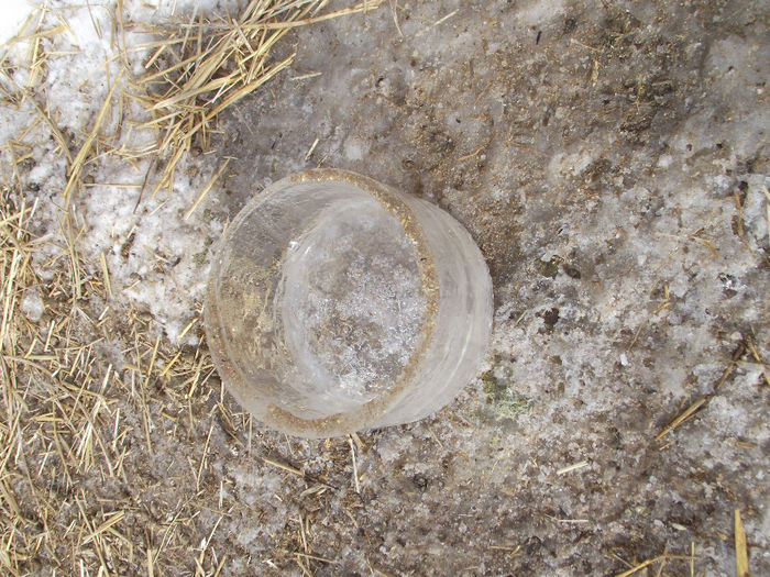 forma din gheata, dupa ce am golit recipientul de apa de la gaini...........arata, ca o oala, sau ga - F--- iarna 2013-2014