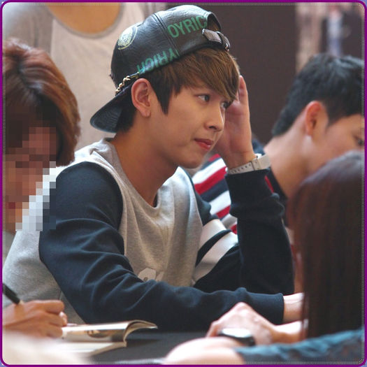 .&. Ha ha..>:P.. |se uita la pungi| JungAh! Un sfert sunt ale tale! -_-