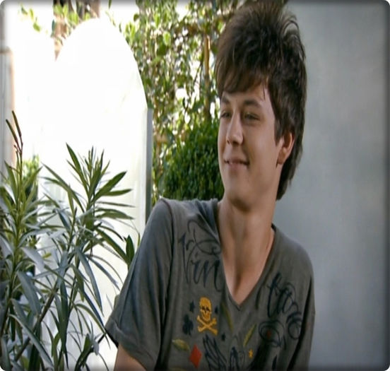 Îmi place cu;ru tău !  :>  [ se întoarce spre ea. ] - CRISTII room - knock __ x3