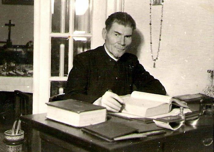 Bunicul (Taticulita); Preotul Bucur B. Zainescu (1884-1953) in locuinta sa din Bucuresti, str. Gramont nr. 2
