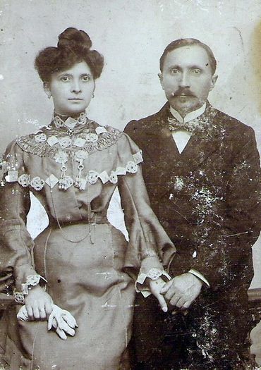 Bunicii Mihaescu, din partea mamei; Elisabeta si Ilie Mihaescu, Dragasani, circa 1900.
