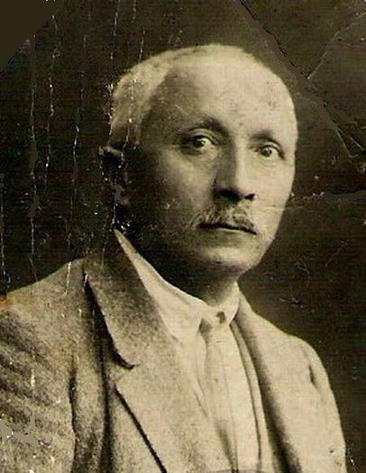 Bunicul din partea mamei, Ilie Mihaescu; Ilie Mihaescu (1868-1957), functionar la Posta si mic proprietar de vie in Dragasani. Fotografie din 1934.
