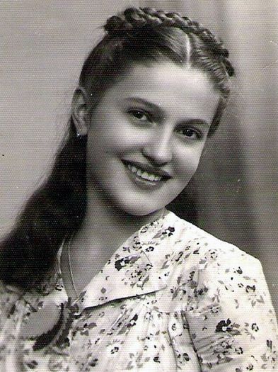 Ligia (Gigita) Popescu; Ligia Popescu (1927-2012), casatorita Calin, farmacista, verisoara primara. Fotografie din 1940.
