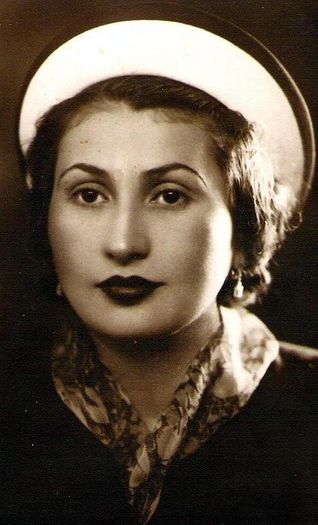 Rodica (Didica) Zainescu, matusa; Rodica Zainescu (1914-1989), casatorita Radu, sora cea mica a tatalui, licentiata in litere a Universitații din Bucuresti. Fotografie din 1937.
