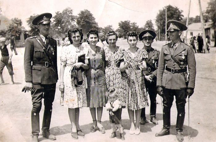 Rodica Radu (3) cu sotul ei (dreapta); Rodica Radu (3) si sotul ei, capitanul Vasile Radu (dreapta). Printre ultimele lor fotografii impreuna, Bucuresti 1942
