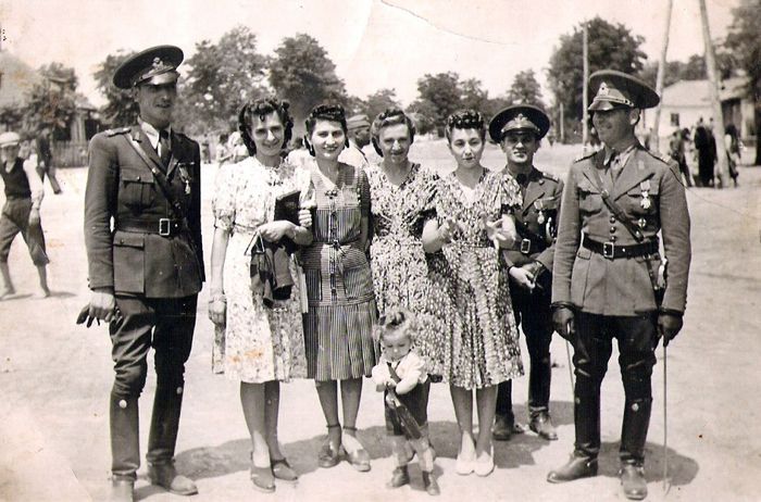 Rodica Radu (a doua din stanga) cu sotul ei (in dreapta); Printre ultimele lor fotografii impreuna, Bucuresti 1942
