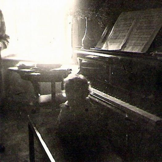 Fiica lor, Mirella Radu (n.1941), la pian; La pianul Petroff al familiei Constantin Zainescu, Cernauti 1943, confiscat de ocupanți
