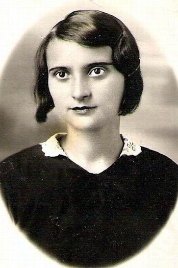 Mama, Elena Zainescu (1915-2002); Elena I. Mihaescu, al cincilea si ultimul copil al familiei sale. Fotografie de pe diploma de bacalaureat (Liceul de Fete din Slatina, 1933)

