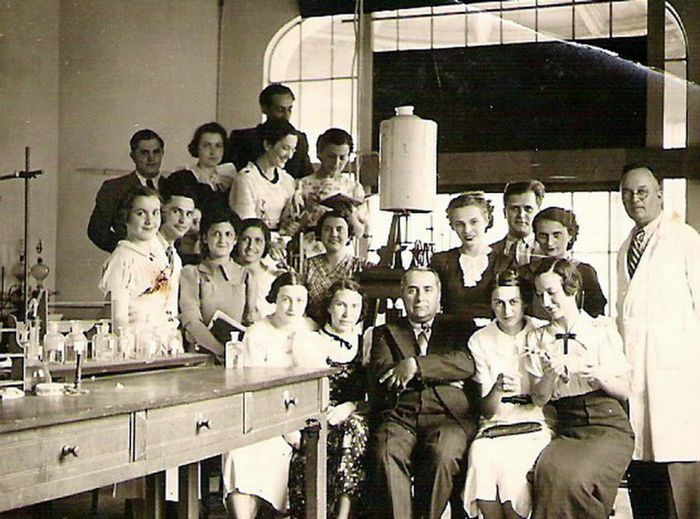 Mama (dreapta sus) intre colegi, 1938; Intr-un laborator al facultatii de stiinte naturale din Bucuresti
