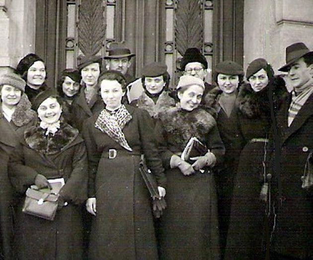 Elena Mihaescu (in centru); Intre colegii de facultate, la usa de intrare a Universitatii din Bucuresti (1938)
