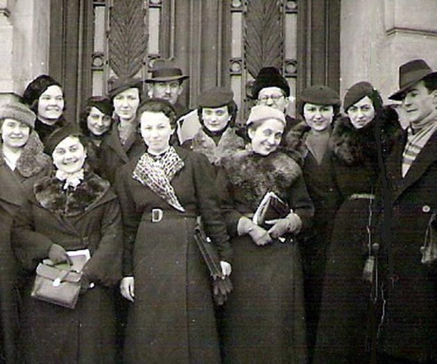 Mama (in centru) la usa de intrare in universitate; (1938)
