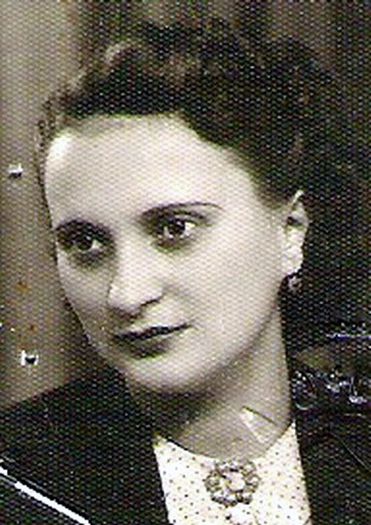 Mama, Elena Mihaescu, licentiata; In stiinte naturale si absolventa a Seminarului Pedagogic Universitar Titu Maiorescu, Bucuresti 1939 (Fotografie de pe o legitimatie).
