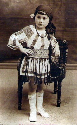 Emilia (Milica) Pavalan; Verisoara mea primara, fiica lui Dumitru (Tache) si Florentina (Florica) Pavalan (sora cea mai mare a mamei). Fotografie din 1934
