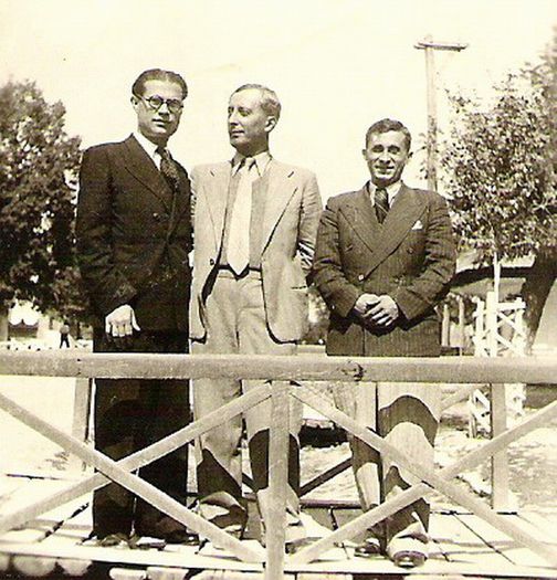 Tatal meu cu fratii mamei din Dragasani; Ilie si Andrei Mihaescu, Dragasani 1941
