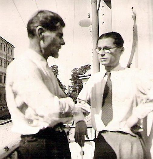 Bucur si Constantin Zainescu, tata si fiu; Pe balconul locuintei din Cernauti, 1943

