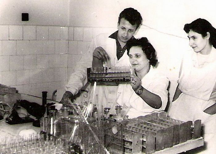 Mama, Elena Zainescu, intre doi colegi; La Laboratorul Central de Serologie (la Spitalul Colentina), Bucuresti 1960
