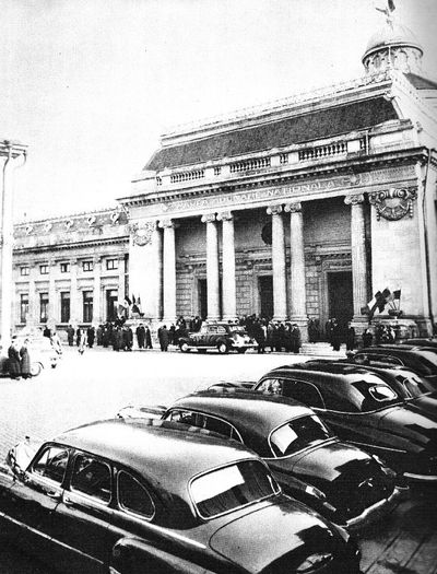 Tovarasii la Marea Adunare Nationala; Viitorul sediu al Camerei Deputatilor, dupa alegerile din 20 mai 1990 (Foto EFIAP, 1964)
