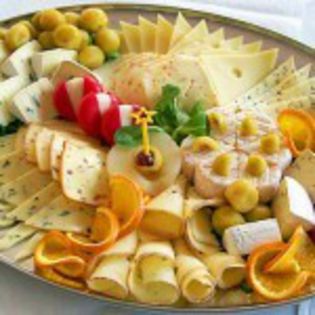 tarelka-cheese-07-150x150 - Idei de aranjare a platourilor pentru mese festive