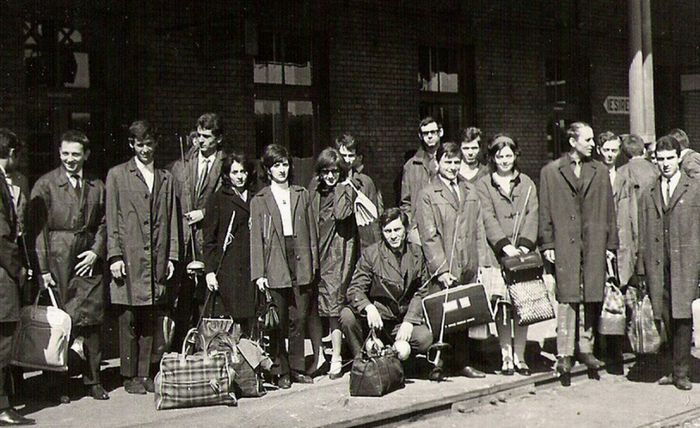 In gara Carei, spre Satu Mare, 1968; C.S. Universitatea Bucuresti avea toate cele patru arme (floreta feminin si masculin, spada si sabie) in Divizia A.
