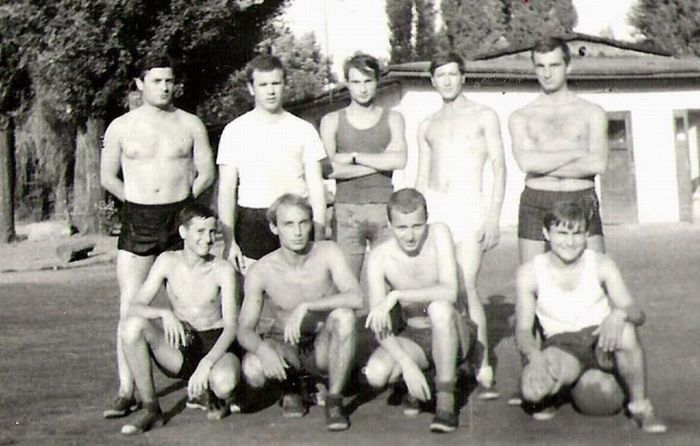 Pe terenul de sport al Facultatii de Drept; Constantin (Costel) Tintea, Andrei (Bondy) Budahazy, Cristian Zainescu, Tudor Ilie, Teodor Sarbulescu (sus), Ion Dinu, Paul Dumitrescu, Ramiro Georgescu si Mihai Balta (jos), 1969
