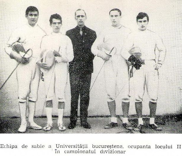 Vicecampionii nationali din 1969 la sabie; Iosif (Iosca) Budahazy, Eugen (Geana) Turcu, antrenorul Ionel Radulescu, Radu Manoliu si Cristian Zainescu (Foto Anuarul Sportiv Universitar, 1970)
