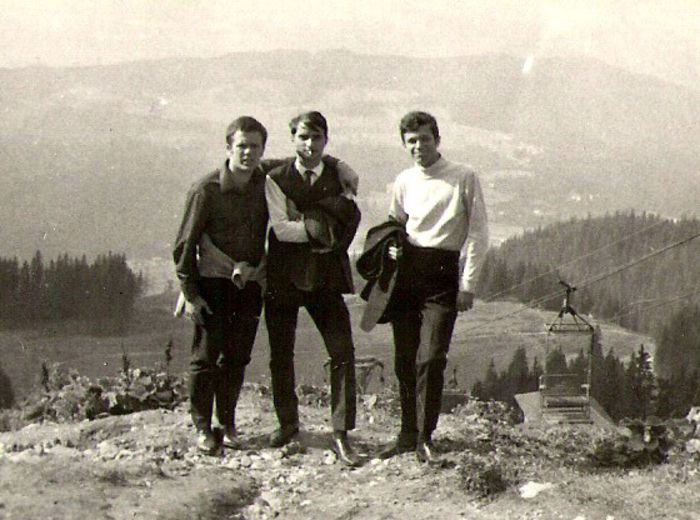 Cristian Zainescu la munte, intre floretisti; Intre Andrei (Bondy) Budahazi si Cornel Chisu, 1970
