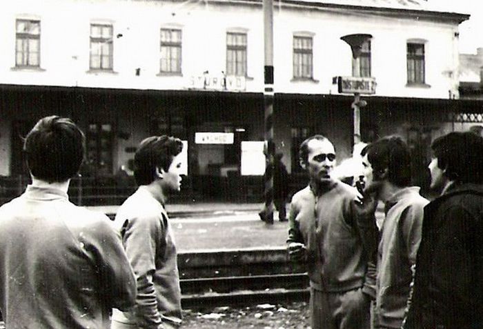 In gara Sturovo (Cehoslovacia); Teodor Chifor (cu spatele) si Costel Tintea (spada), antrenorul Ionel Radulescu, Cristian Zainescu (sabie) si Mircea Golescu (floreta), 1970
