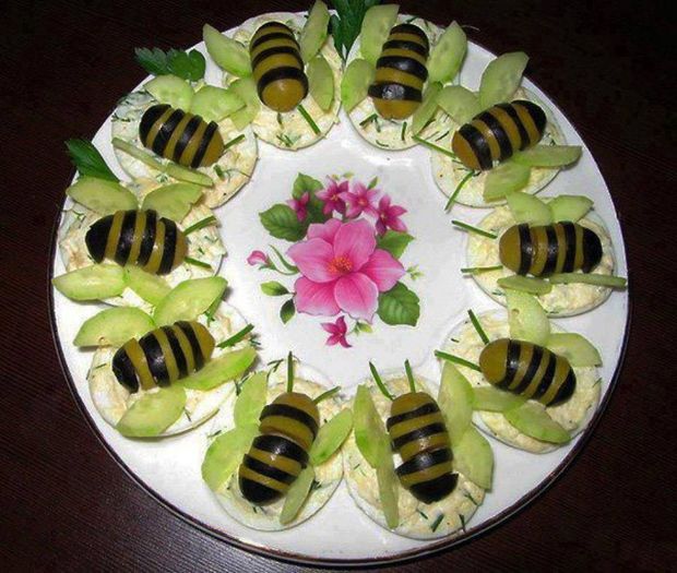 Snack "Albinele"-oua umplute cu decor de masline - Idei de aranjare a platourilor pentru mese festive