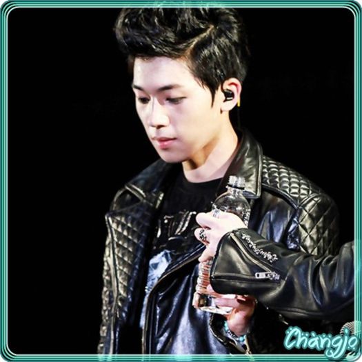 *- [intra cu Hoon] Mda maa. :)) Disperatu`le. -.-