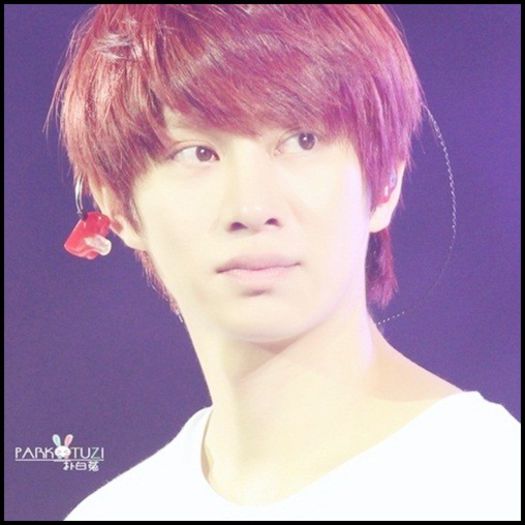 - Da, salut si voua..Nu te-am vazut Kai. Am luat amenda. Ia florile. |i le da lui Yesung|
