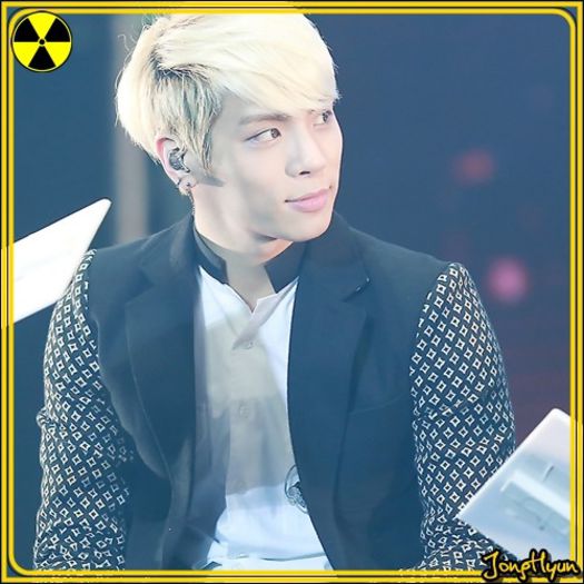 - Oke..[isi drege grasul] Iar acum..Don`soara Lizzy se apuca de sters praful..aplauze va rog. :))