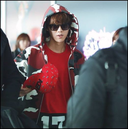 [LH] ..Ayoo~ mi-ai tinut minte numele. :o3 Meriti ..nimic. :-? ..[se aseaza pe canapea]