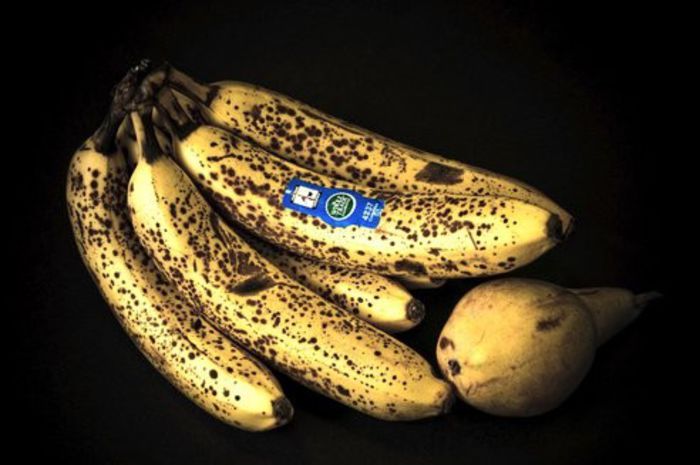 9 - ALEGETI-VA O POZA LIBERA CU FRUCTUL BANANA