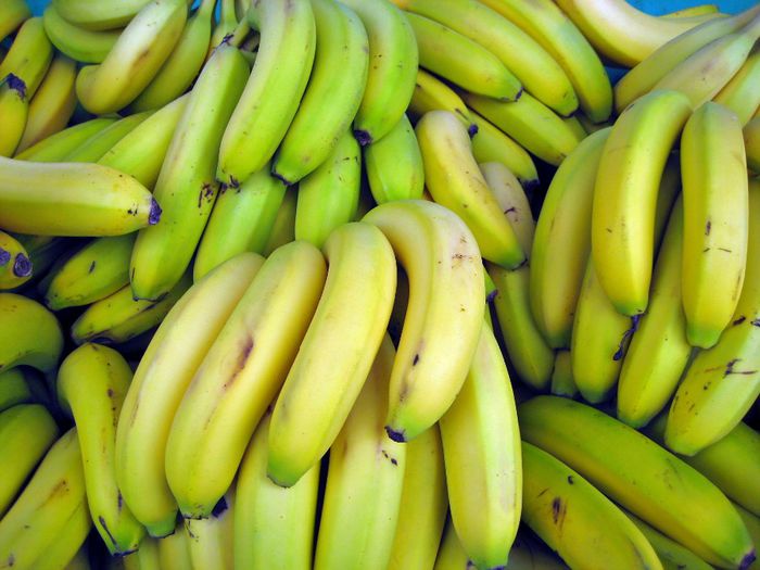 12 - ALEGETI-VA O POZA LIBERA CU FRUCTUL BANANA