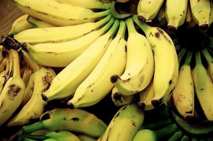 18 - ALEGETI-VA O POZA LIBERA CU FRUCTUL BANANA