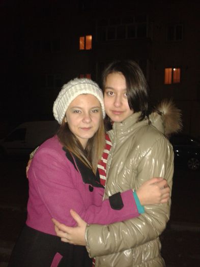 Uite o gagicăăă! :3 (eu și prietena mea cea mai bună, Alle, de revelion)