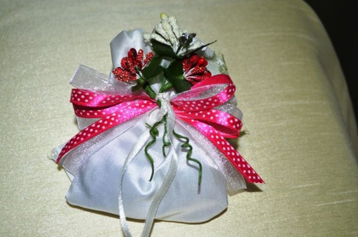 marturii nunta; saculet de saten cu buchetel de flori-4 ron
