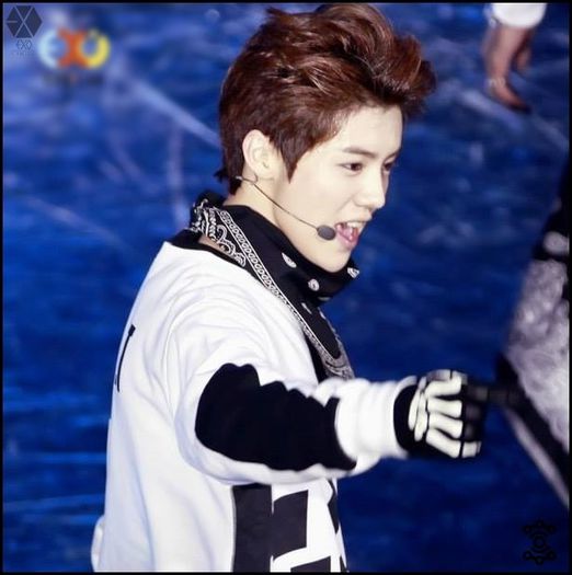 [LH] ..[intra] ..Hyung-nim asa ma astepti tu pe mine? T-T Bunaa. :))