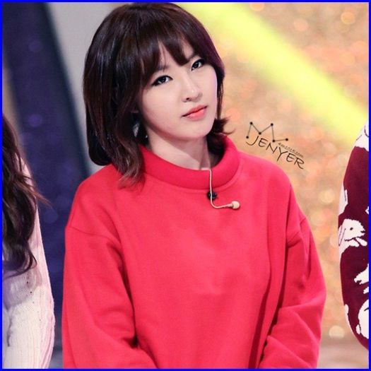 JY. Pai :-?.. suntem doar 3, daca joaca si Ailee 4.. deci de unde 5 degete? :-??